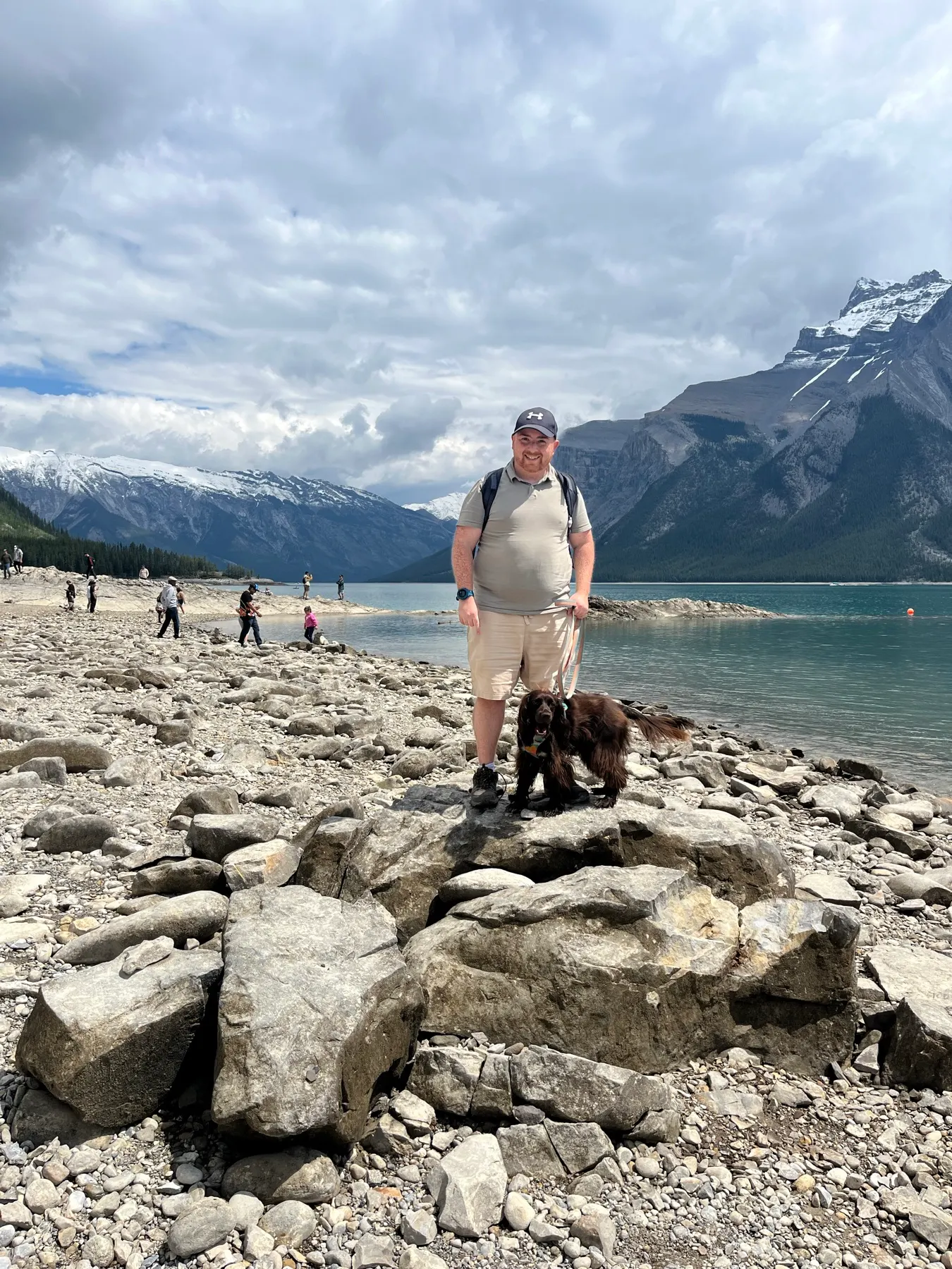 Tilly et moi sur le rivage rocheux du lac Minnewanka