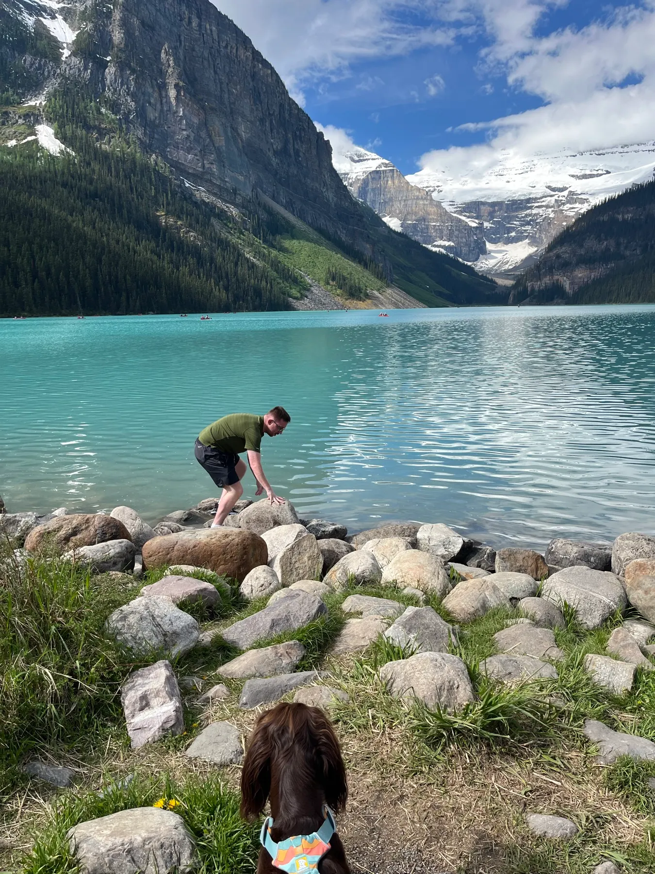 Tilly regardant mon frère à côté du Lake Louise