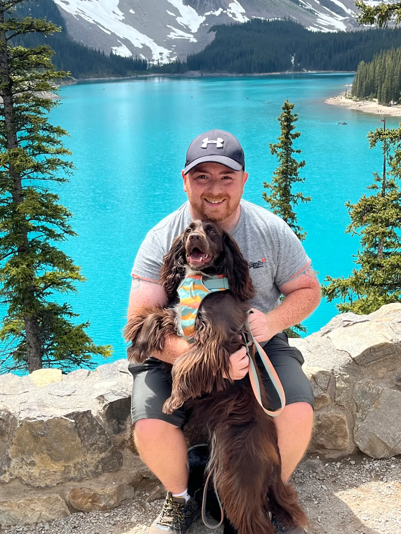 Tilly et moi au-dessus de l’eau turquoise du Moraine Lake