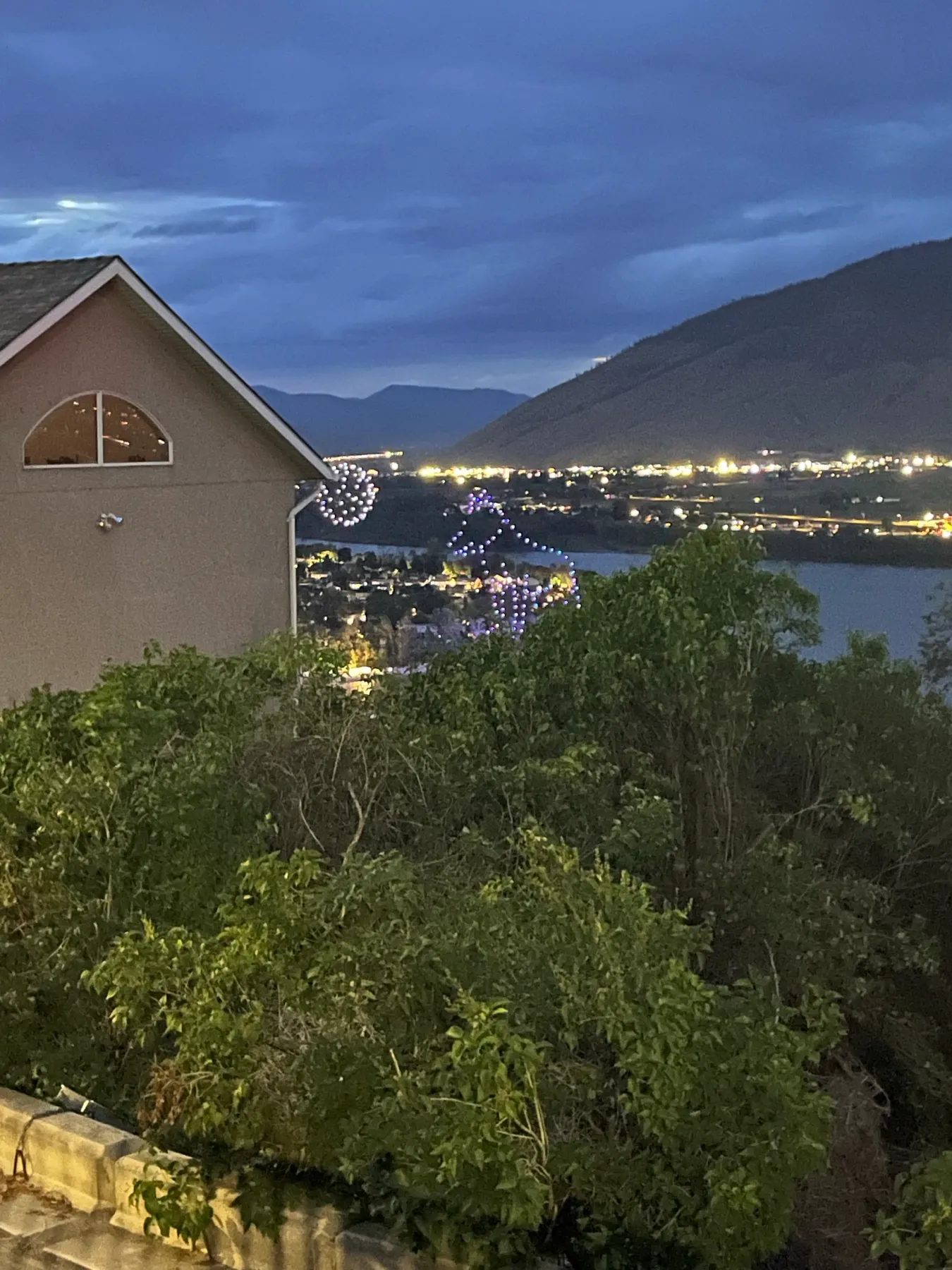 Kamloops et la rivière illuminées après la tombée de la nuit le jour du Canada