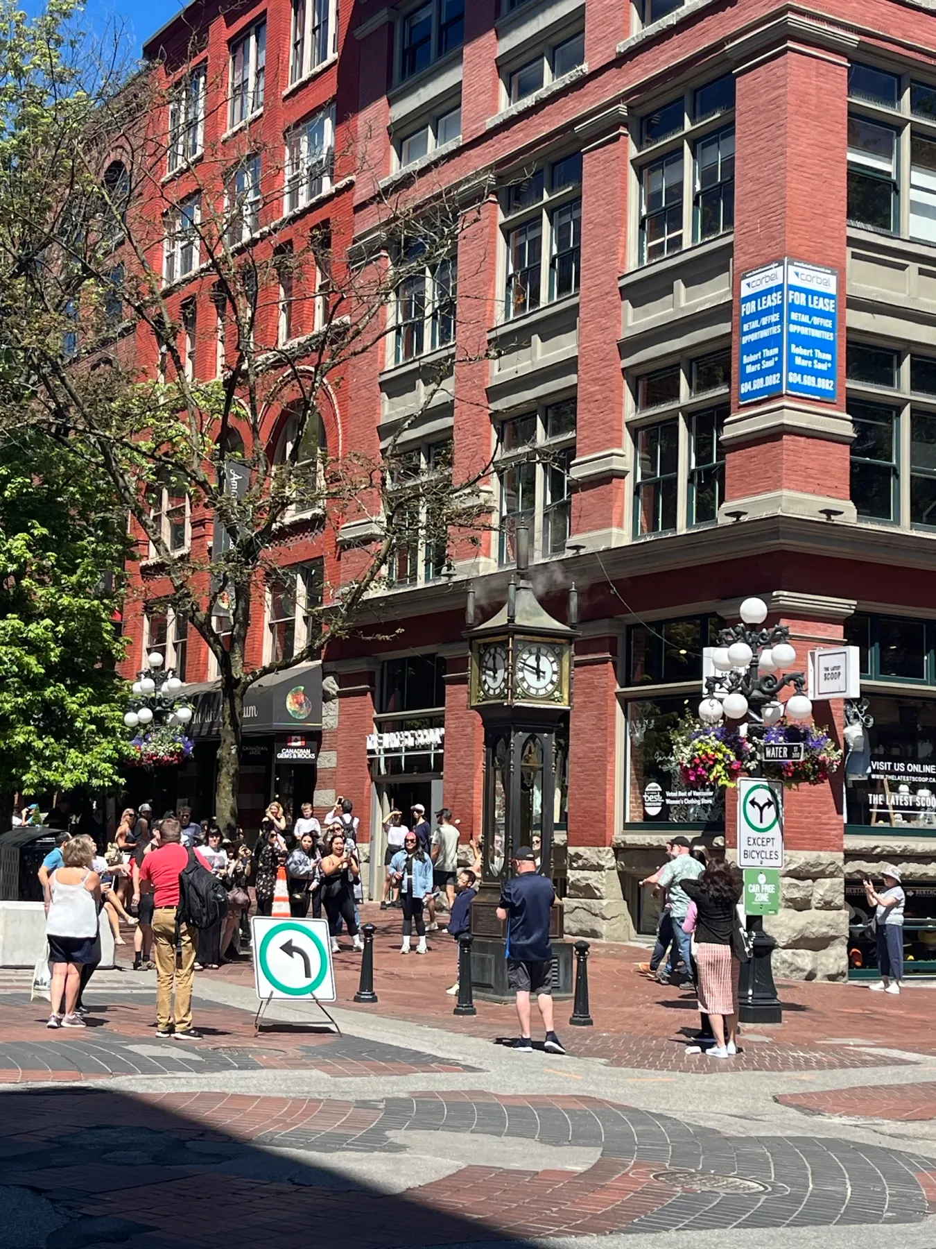 L’horloge à vapeur de Gastown entourée de visiteurs et de bâtiments de brique