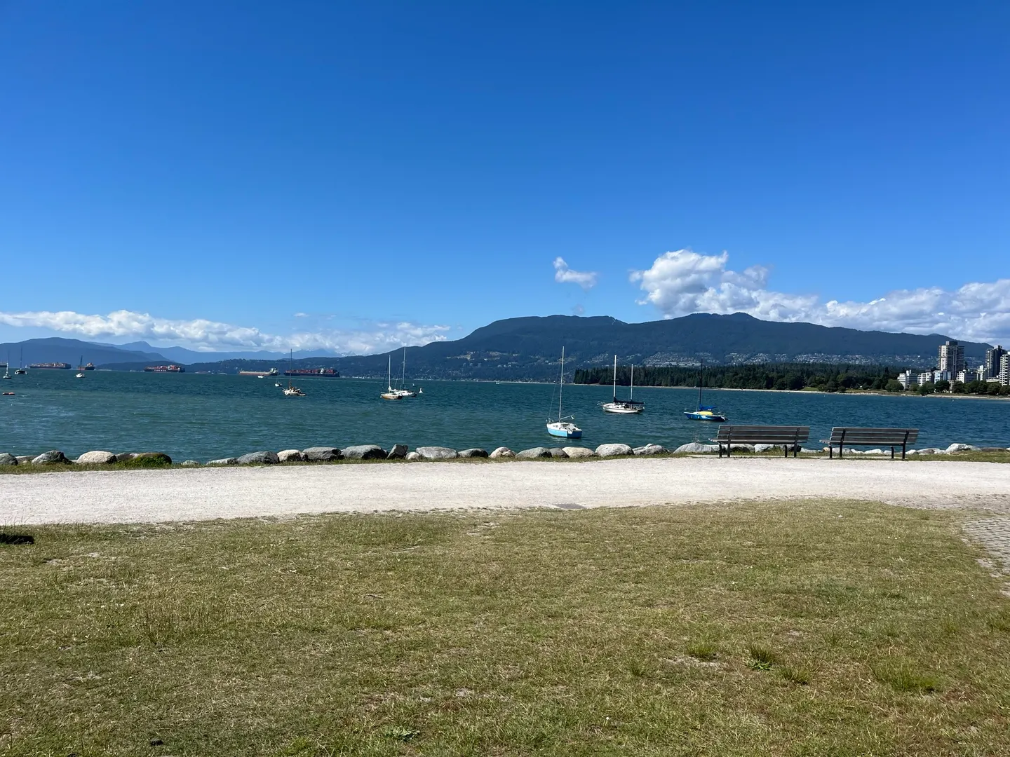 Voiliers et montagnes de l’autre côté d’English Bay, vus depuis Hadden Park