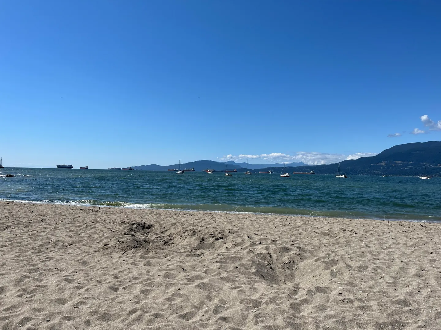 Sable, voiliers et montagnes vus depuis Hadden Beach