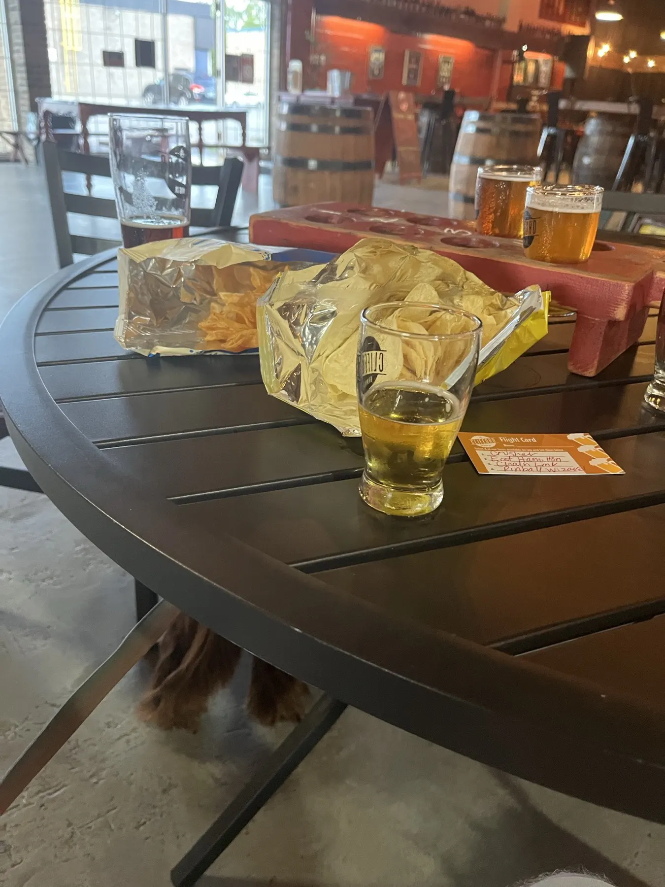 Une planche de dégustation et des collations de Clifford Brewing sur une table de la salle de dégustation