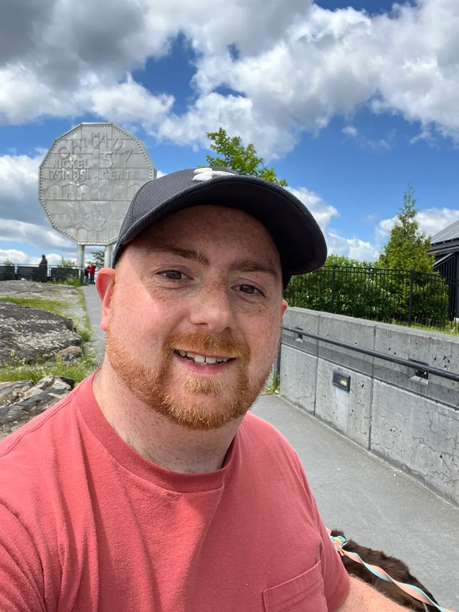 Shaun prenant une photo devant le Big Nickel