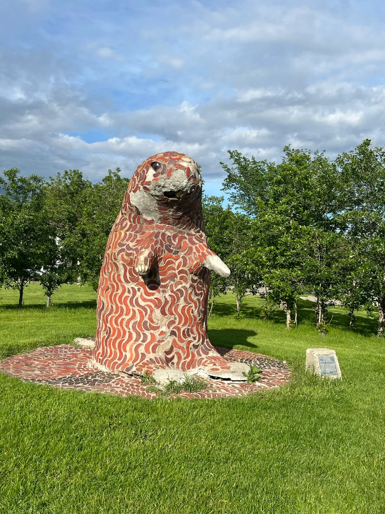 Une grande sculpture animalière en mosaïque à côté du parcours