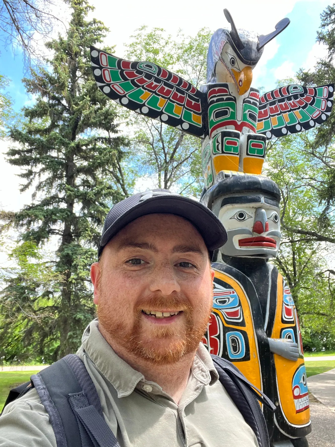 Un poteau sculpté coloré dans les terrains du Wascana Centre