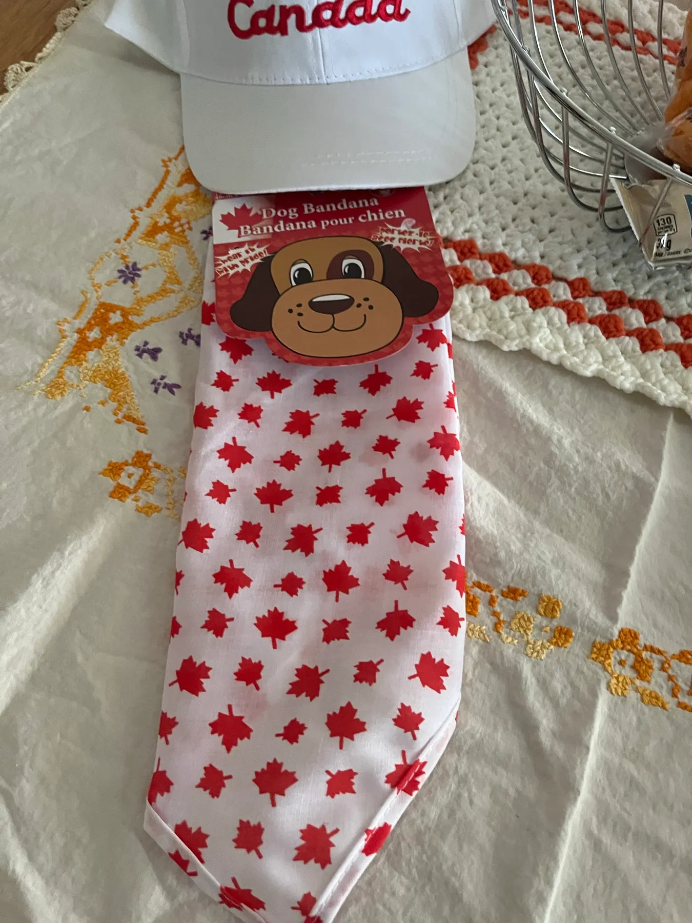 Une casquette du Canada et un bandana à feuille d’érable pour chien laissés par l’hôte de l’Airbnb