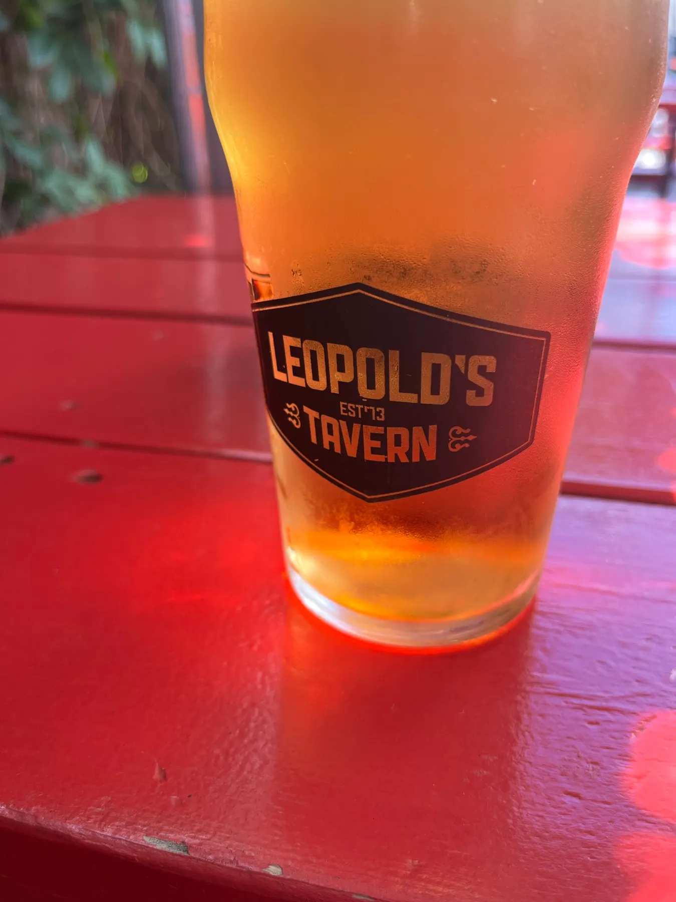 Un verre de bière sur une table rouge au Leopold’s Tavern