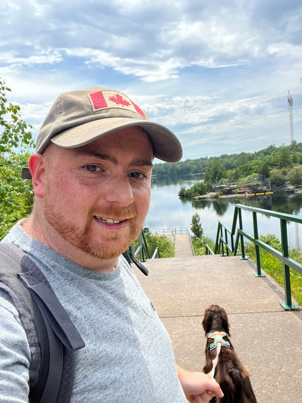 Shaun et Tilly surplombant l’eau au Big Chute Marine Railway
