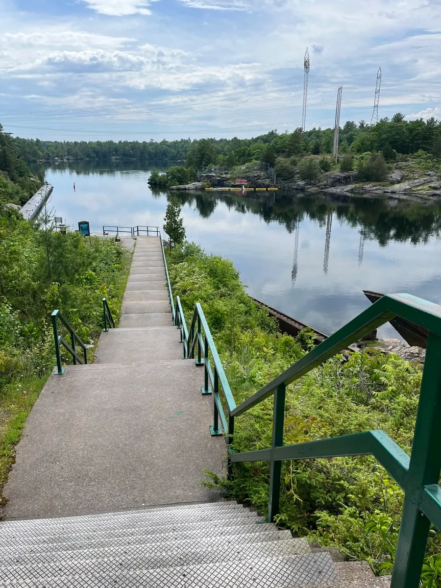 L’eau et les voies ferrées vues du Big Chute
