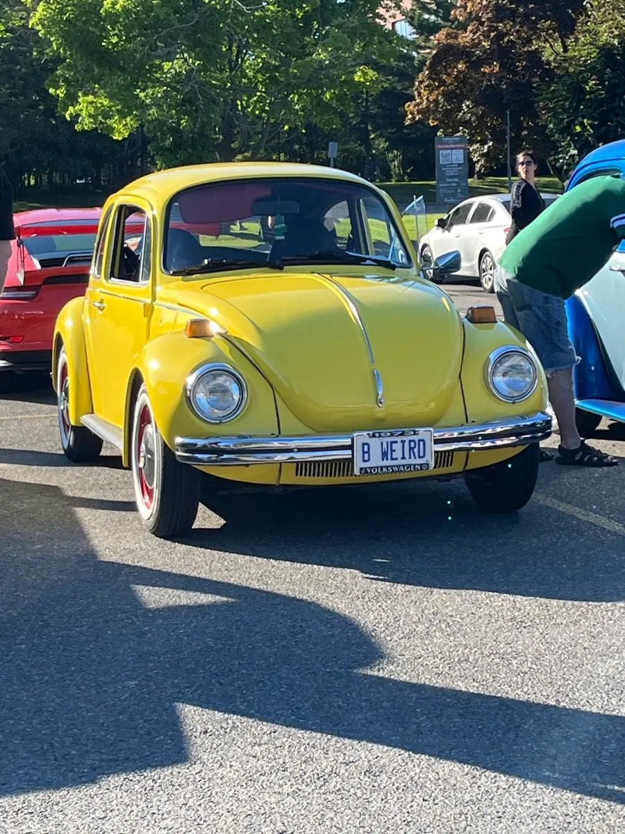 Une Volkswagen Coccinelle ancienne jaune à l’événement automobile de Sault Ste. Marie