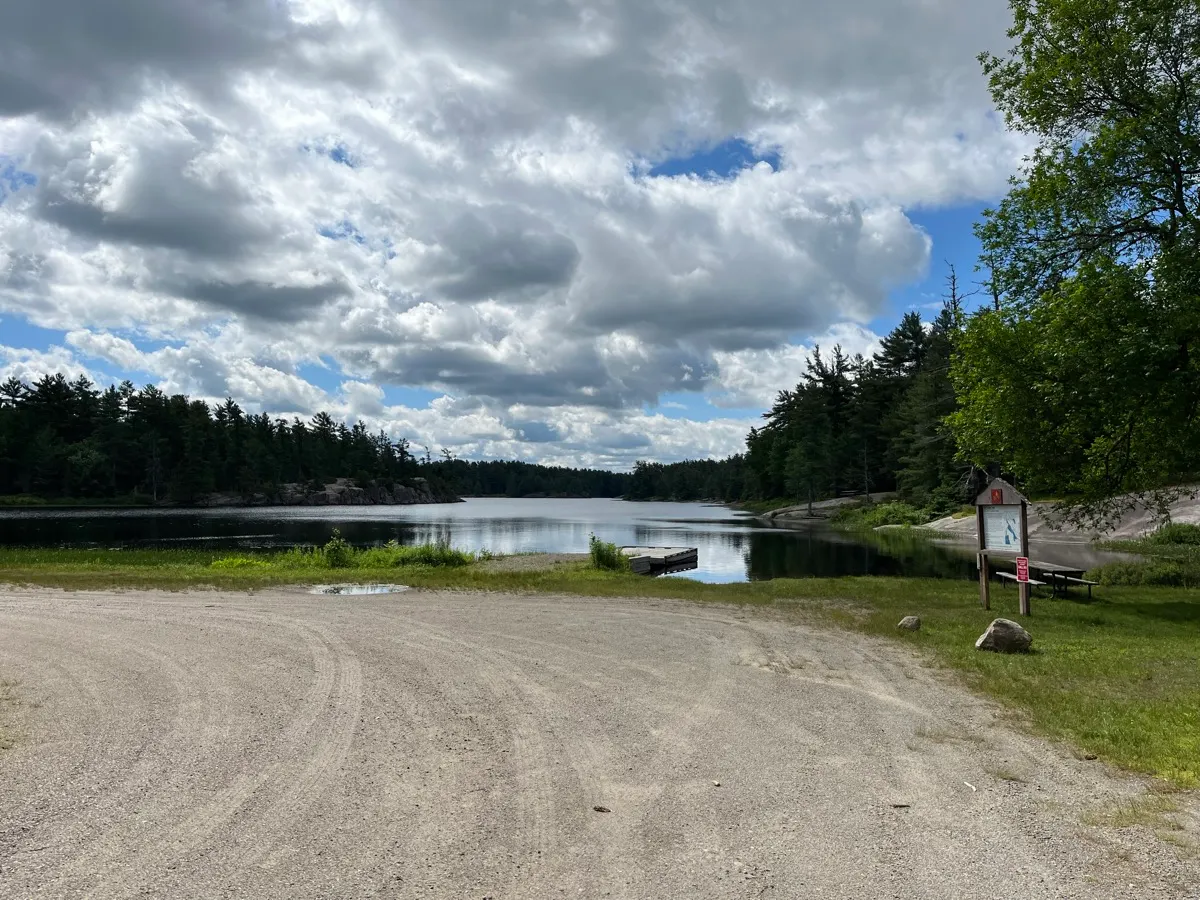 Des nuages reflétés dans l’eau au Grundy Lake