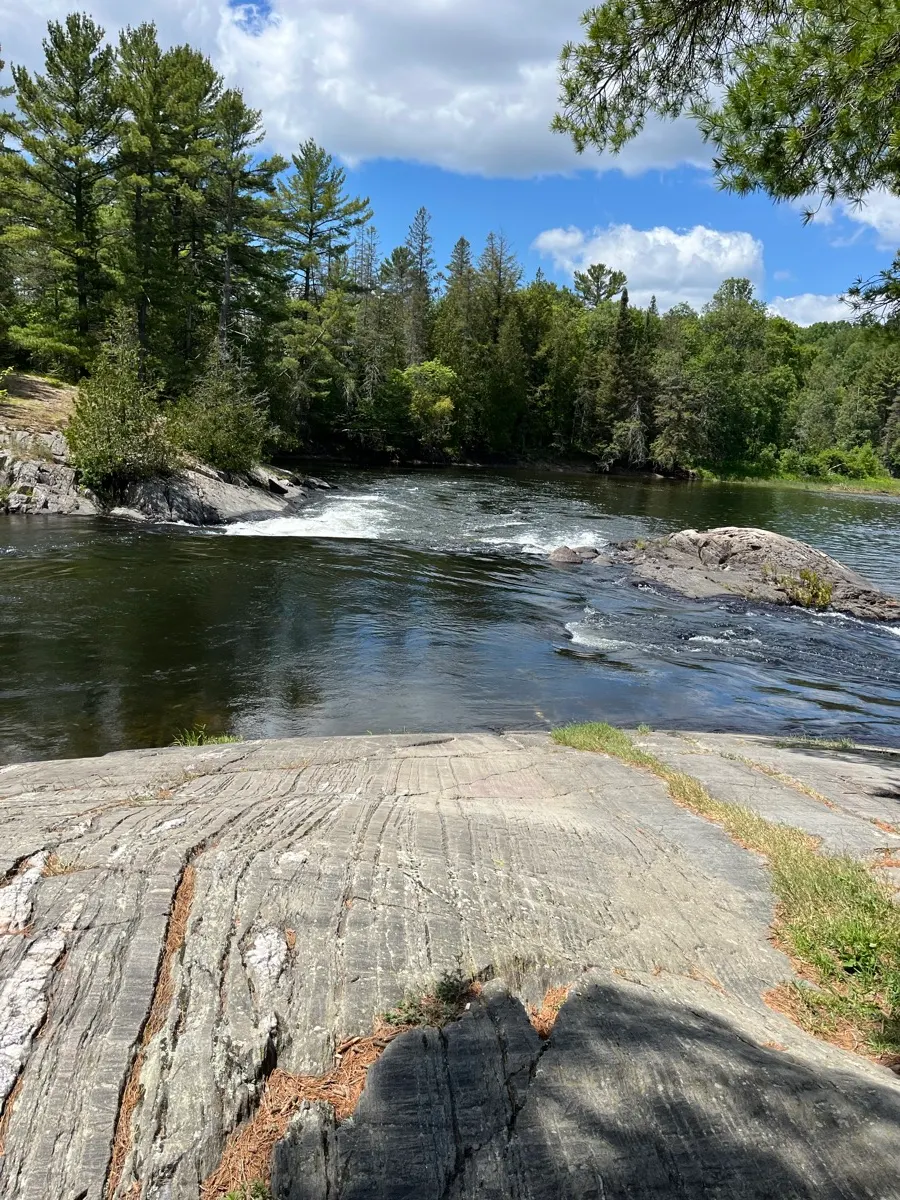 La rivière Serpent s’écoulant entre des berges rocheuses et boisées