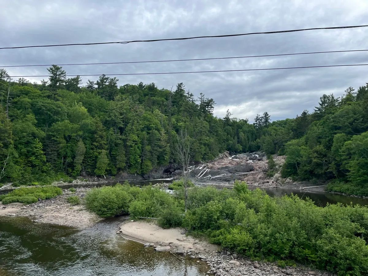 Les chutes Chippewa entourées de forêt, à côté de la route Transcanadienne