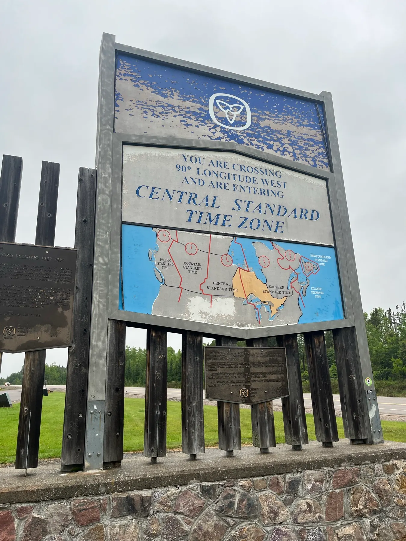Le panneau de l’heure normale du centre le long de la Route Transcanadienne