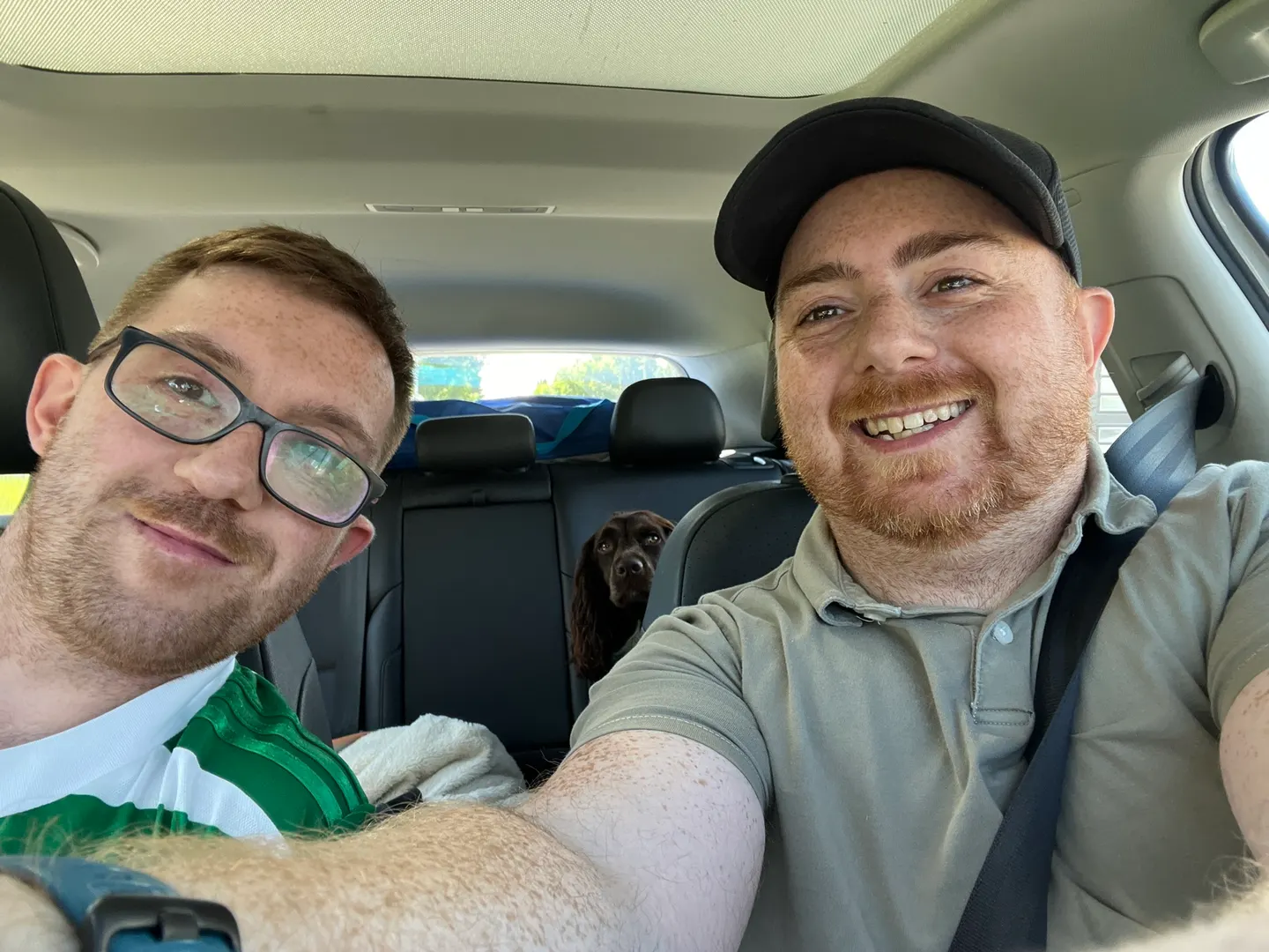 Mon frère et moi aux sièges avant avec Tilly qui jette un coup d’œil entre nous