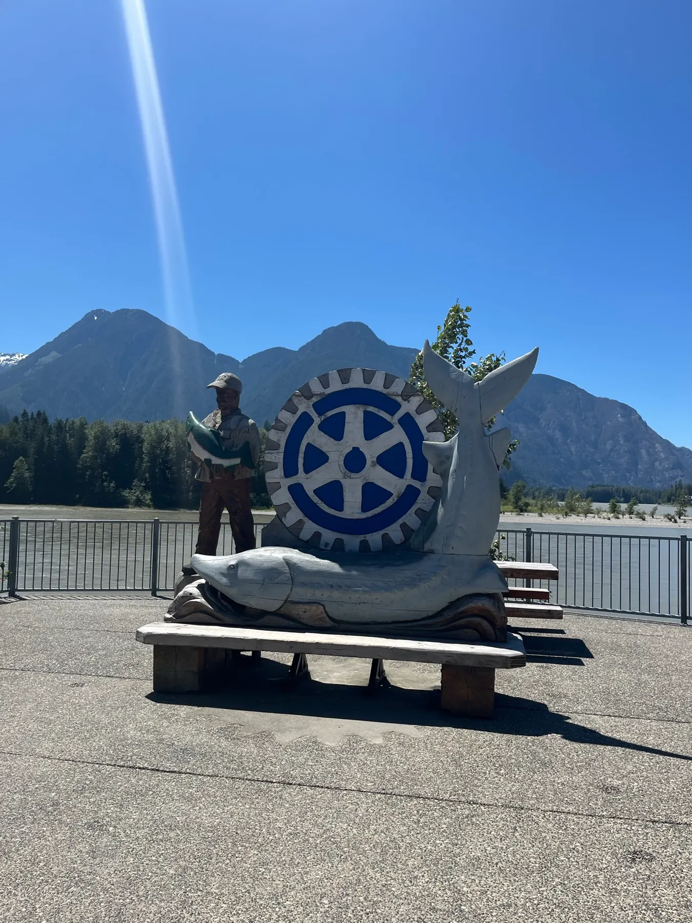 Une sculpture de pêcheur et de poisson stylisé au bord de la rivière, à Hope