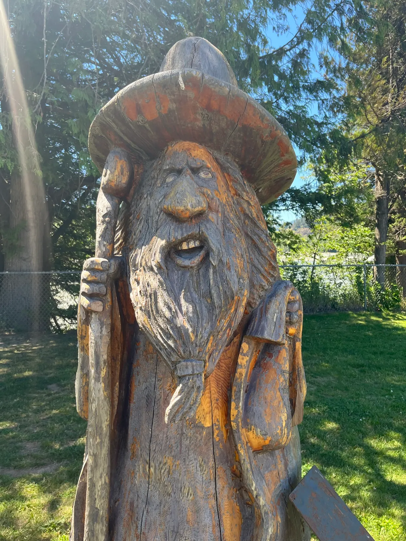 L’une des grandes figures de bois sculptées de Hope, dans le parc riverain