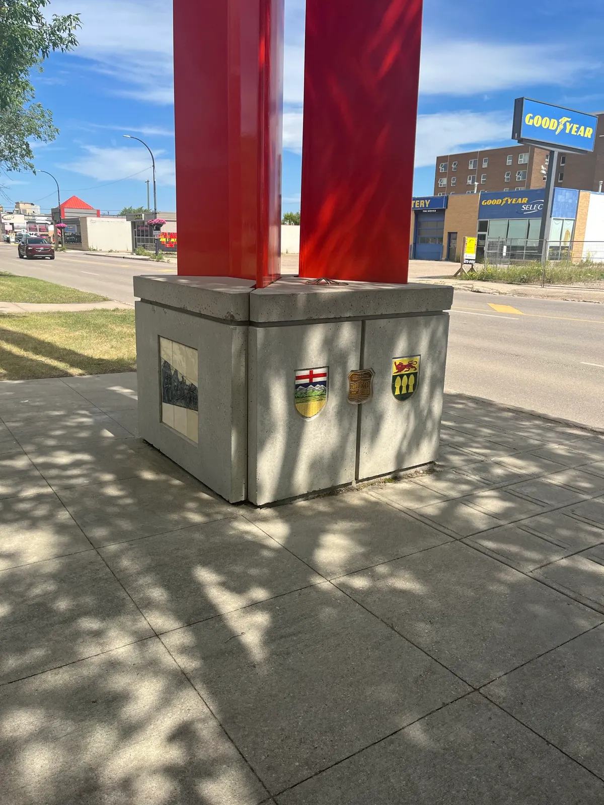 Les armoiries de l’Alberta et de la Saskatchewan au marqueur frontalier de Lloydminster