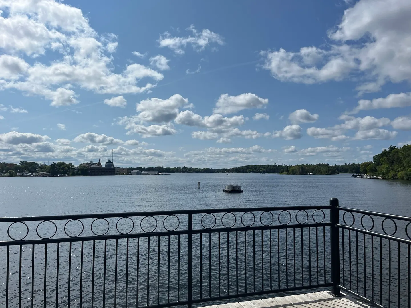 Vue sur le lac des Bois depuis le bord de l’eau de Kenora