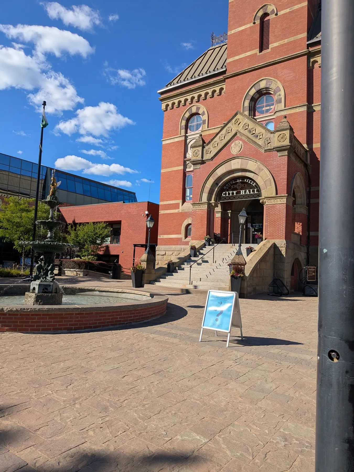La façade de brique rouge de l’hôtel de ville de Fredericton