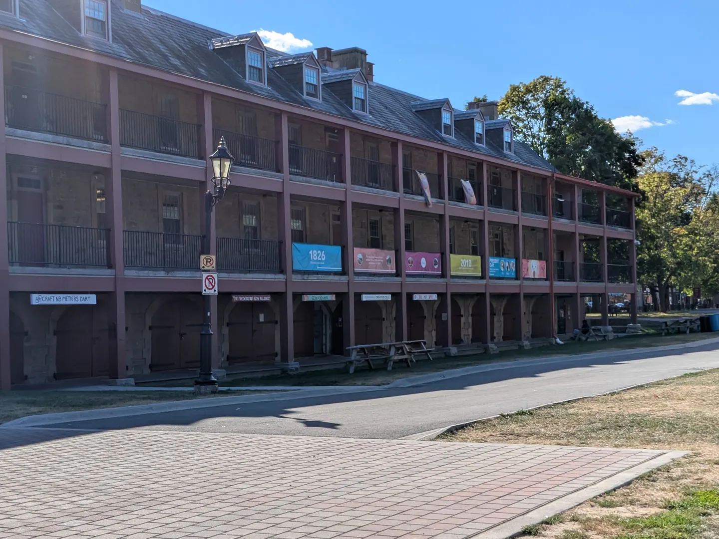 Le bâtiment historique des casernes de Fredericton avec ses balcons de bois