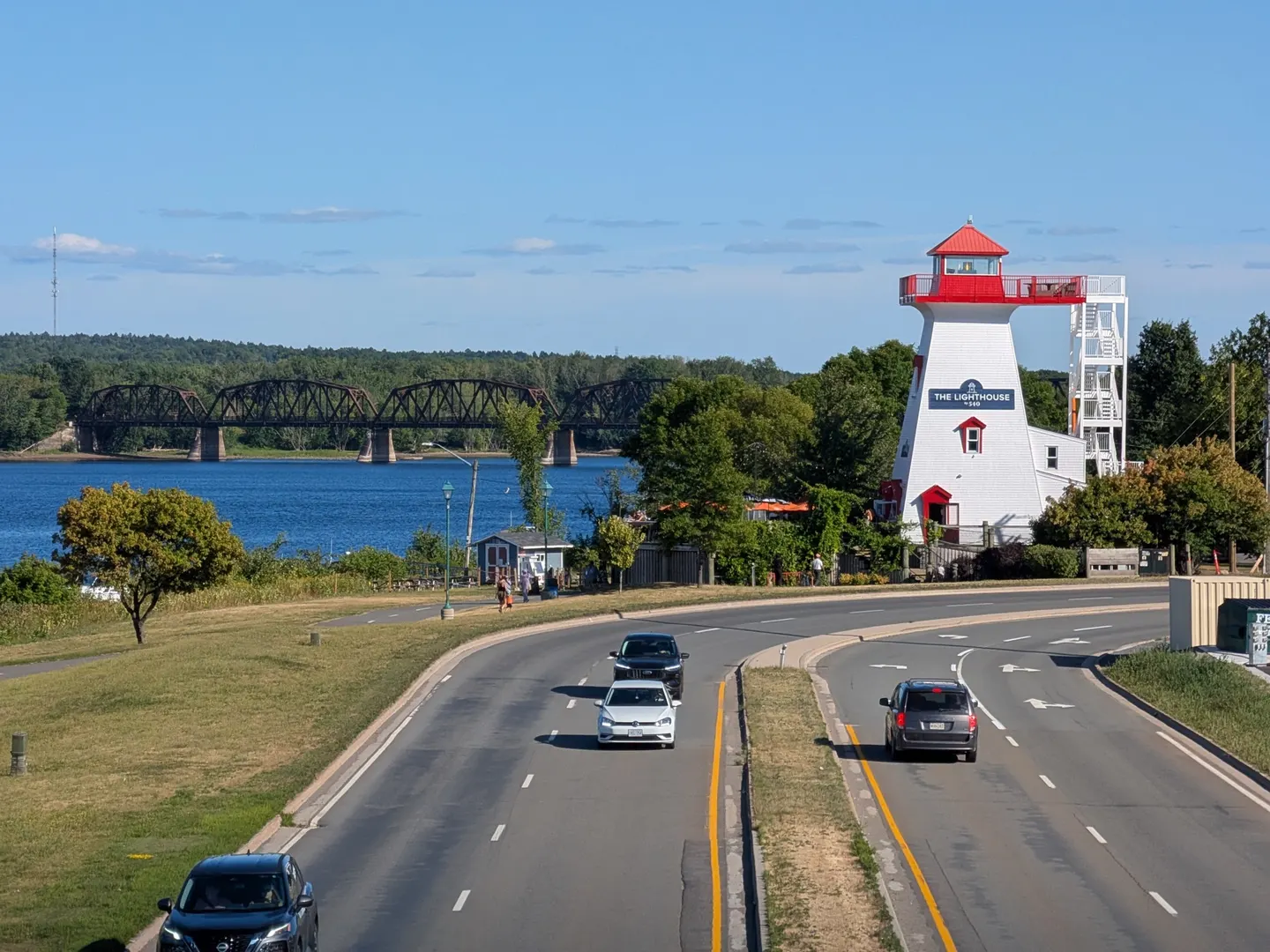 Le phare de Fredericton sur le bord de l’eau, avec un pont en arrière-plan