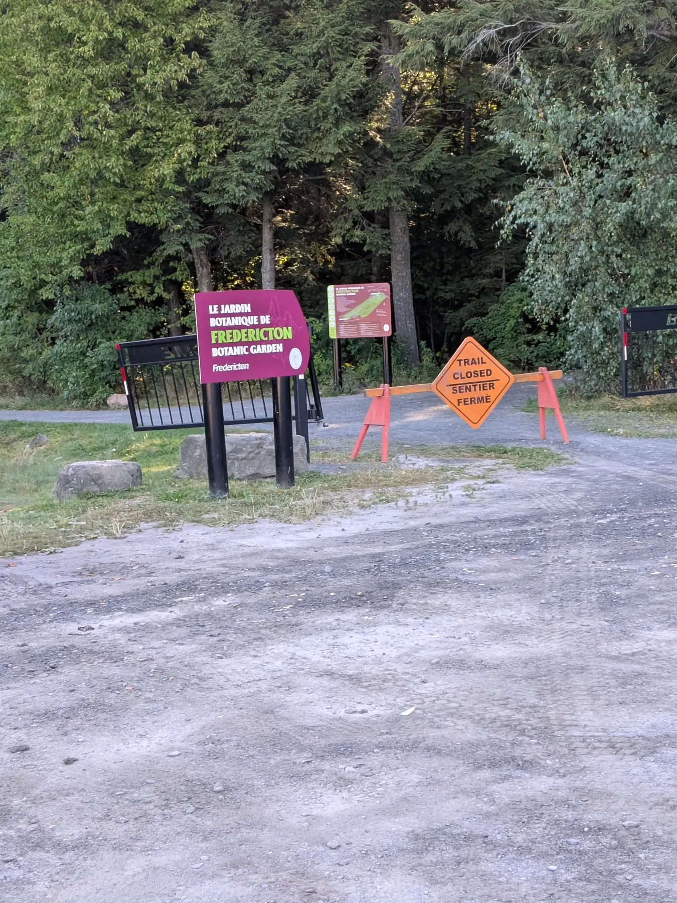 Une affiche de sentier fermé bloque l’entrée du Jardin botanique de Fredericton