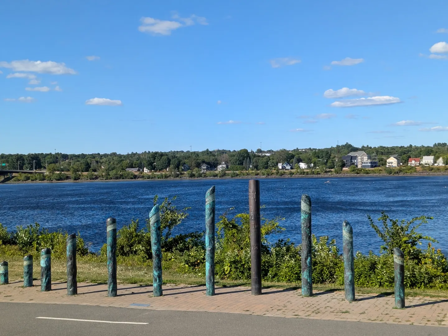 Des poteaux sculptés le long de la rivière Saint-Jean, au centre-ville de Fredericton