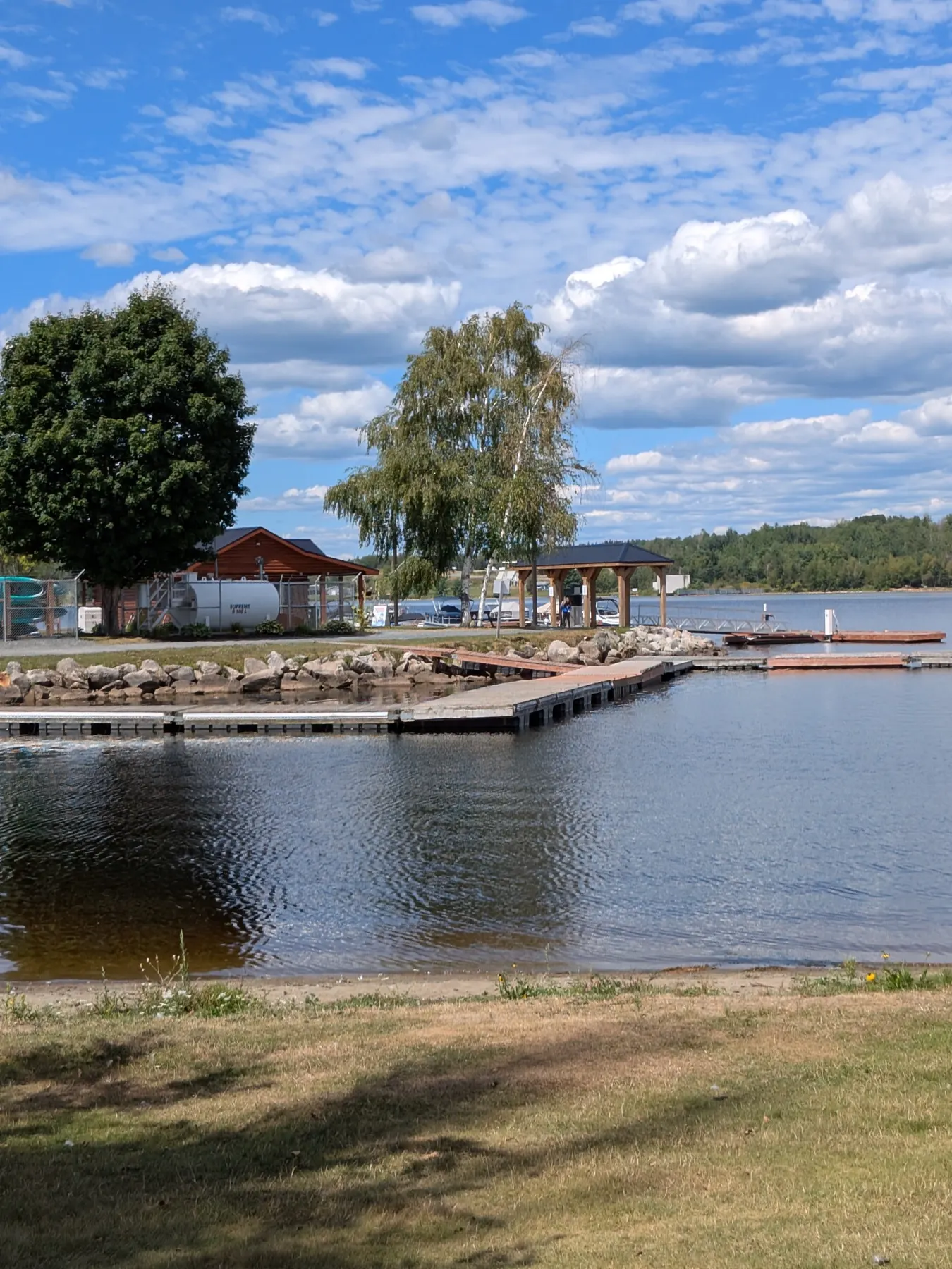 Les quais du bord de l’eau de Nackawic par une journée partiellement nuageuse