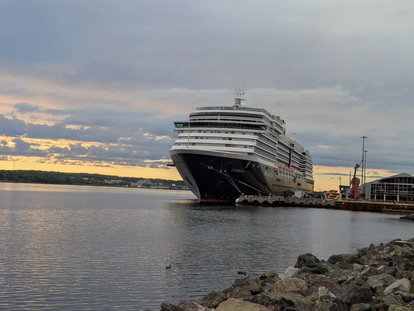 Un navire de croisière amarré dans le port de Sydney au coucher du soleil