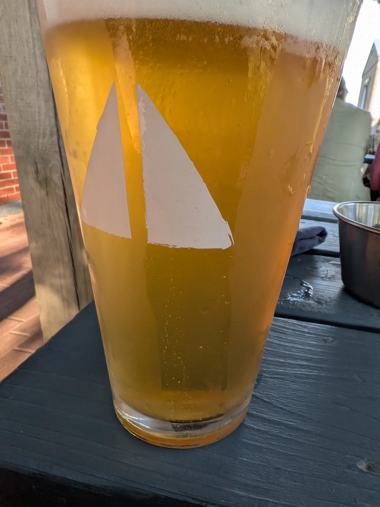 Une pinte de bière sur une table de la terrasse d’Evermore à Summerside