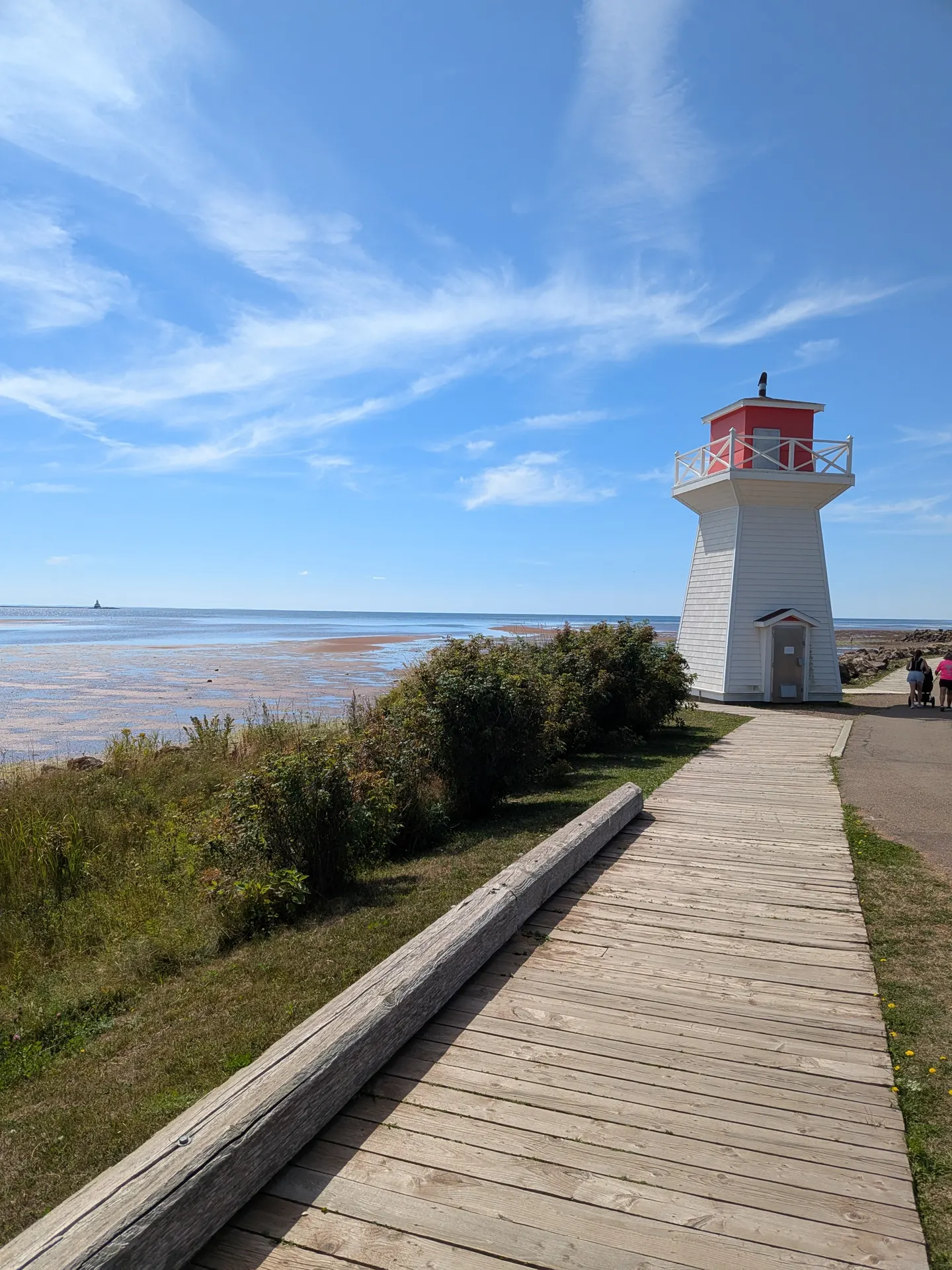 Le petit phare rouge et blanc près de la promenade Baywalk à Summerside