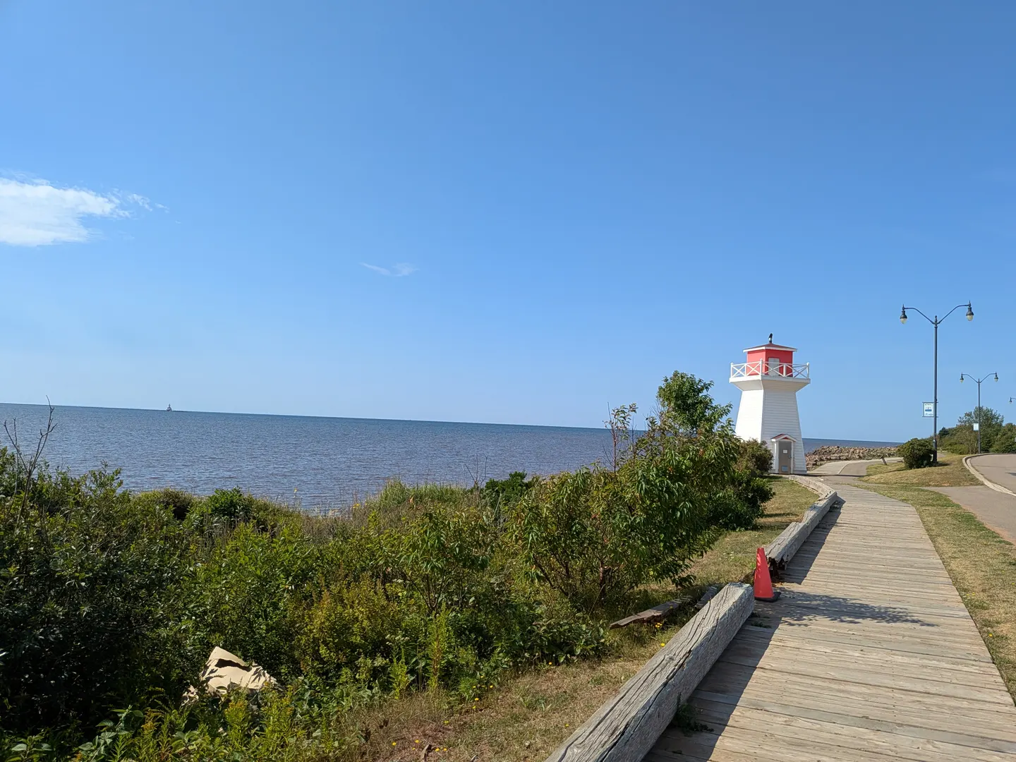 La promenade Baywalk de Summerside menant vers son petit phare