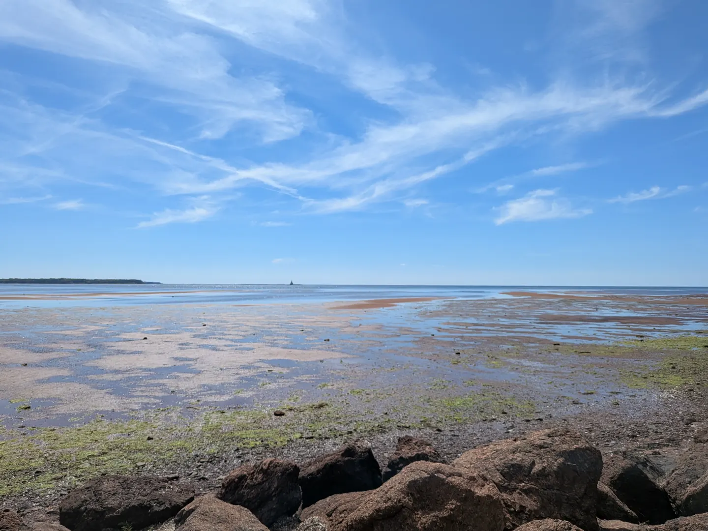 Le rivage tidal et l’eau libre vus depuis la promenade Baywalk à Summerside