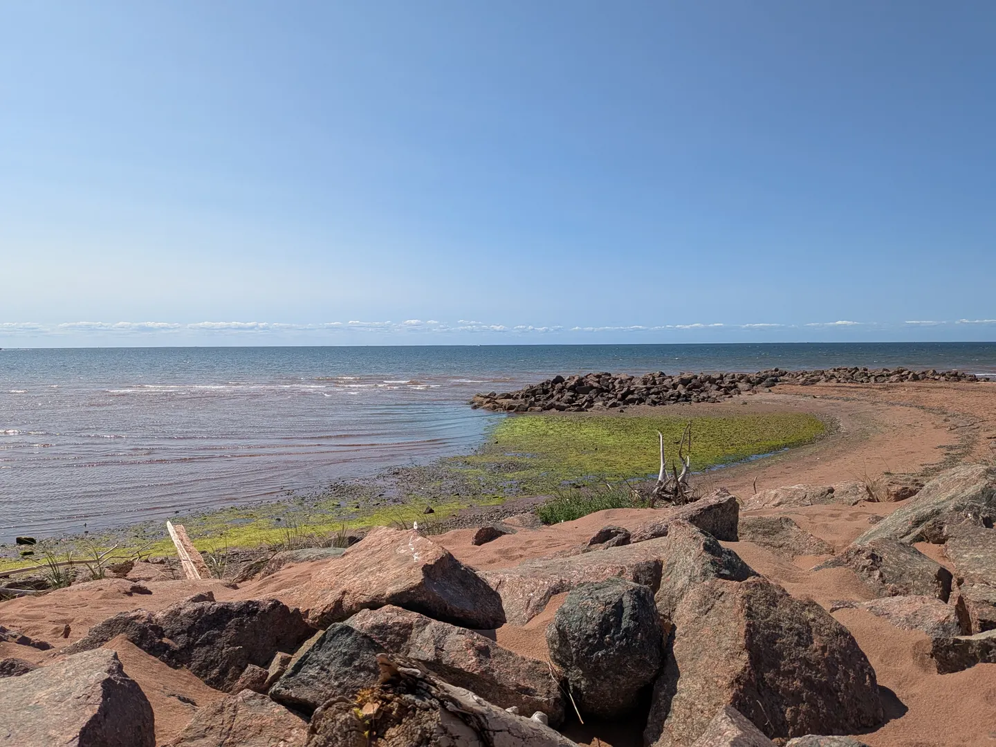Le rivage de sable rouge et l’eau à West Point